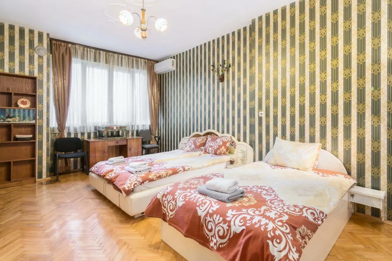 Rakovski Street Three Bedroom Ten People Spacious Apartment Sofie