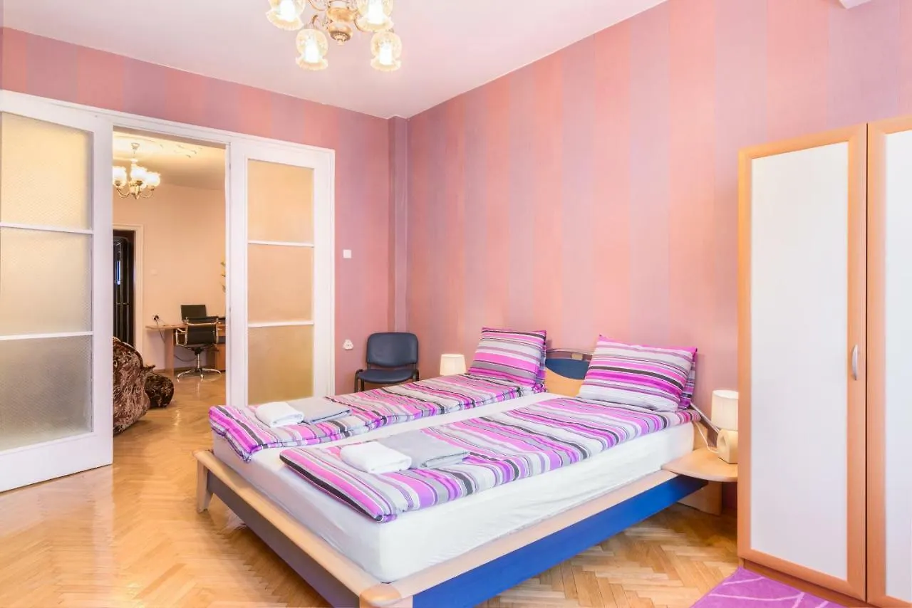 Rakovski Street Three Bedroom Ten People Spacious Apartment Sofie 0*,  Bulharsko