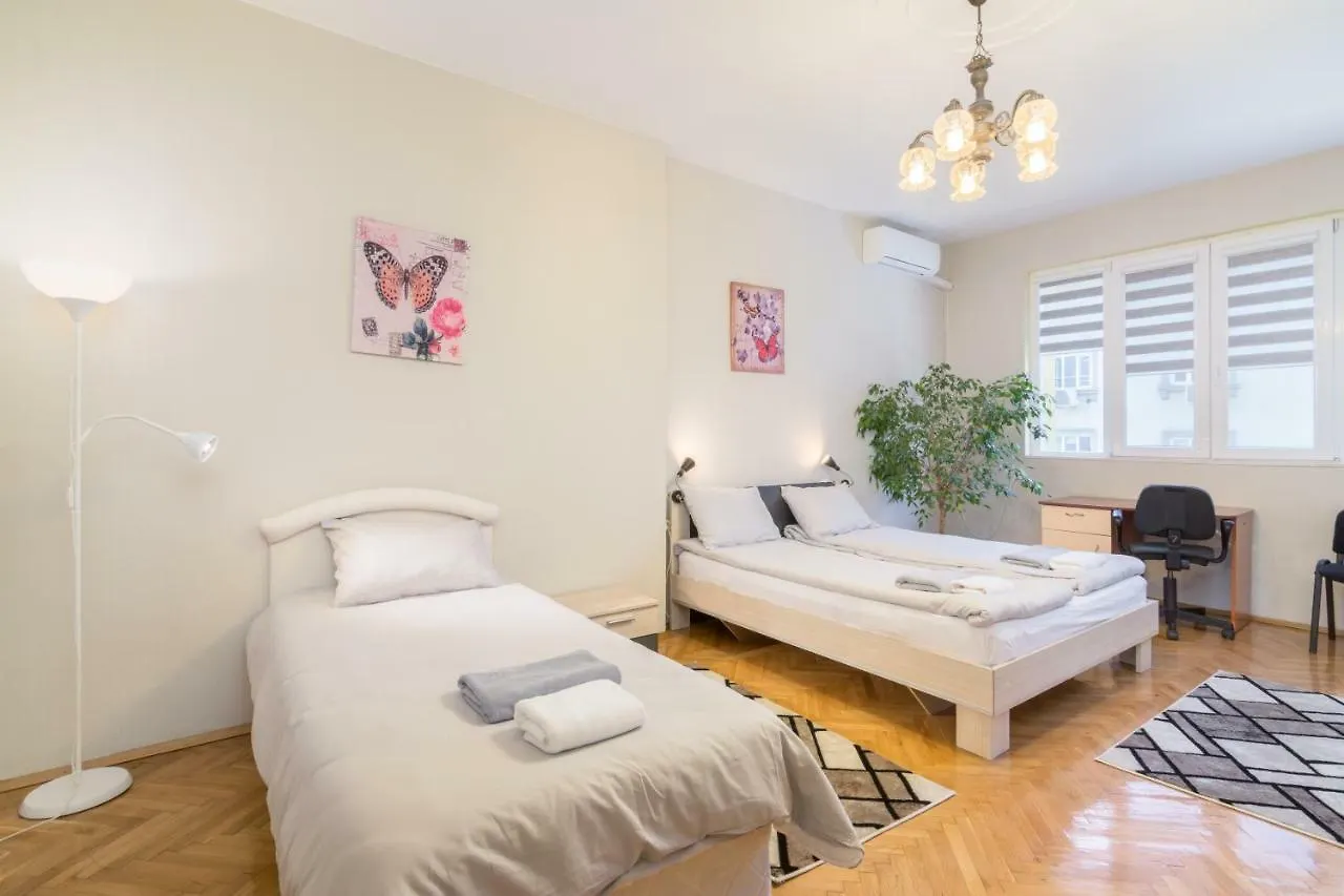 Rakovski Street Three Bedroom Ten People Spacious Apartment Sofie
