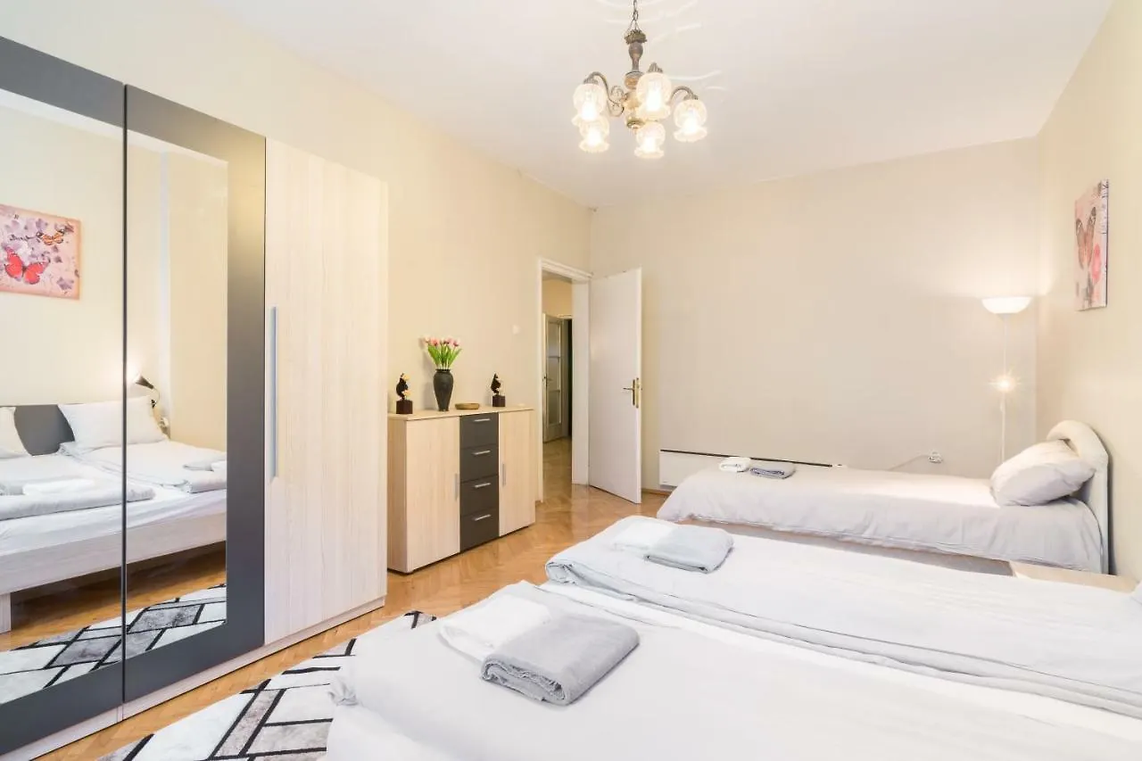 Rakovski Street Three Bedroom Ten People Spacious Apartment Sofie