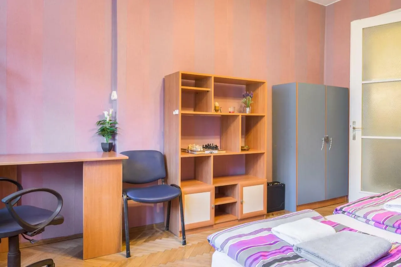 Rakovski Street Three Bedroom Ten People Spacious Apartment Sofie 0*,  Bulharsko