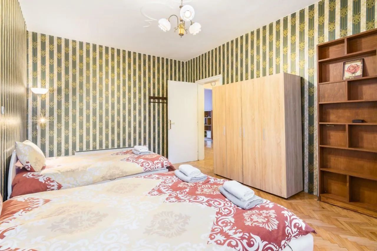 Rakovski Street Three Bedroom Ten People Spacious Apartment Sofie