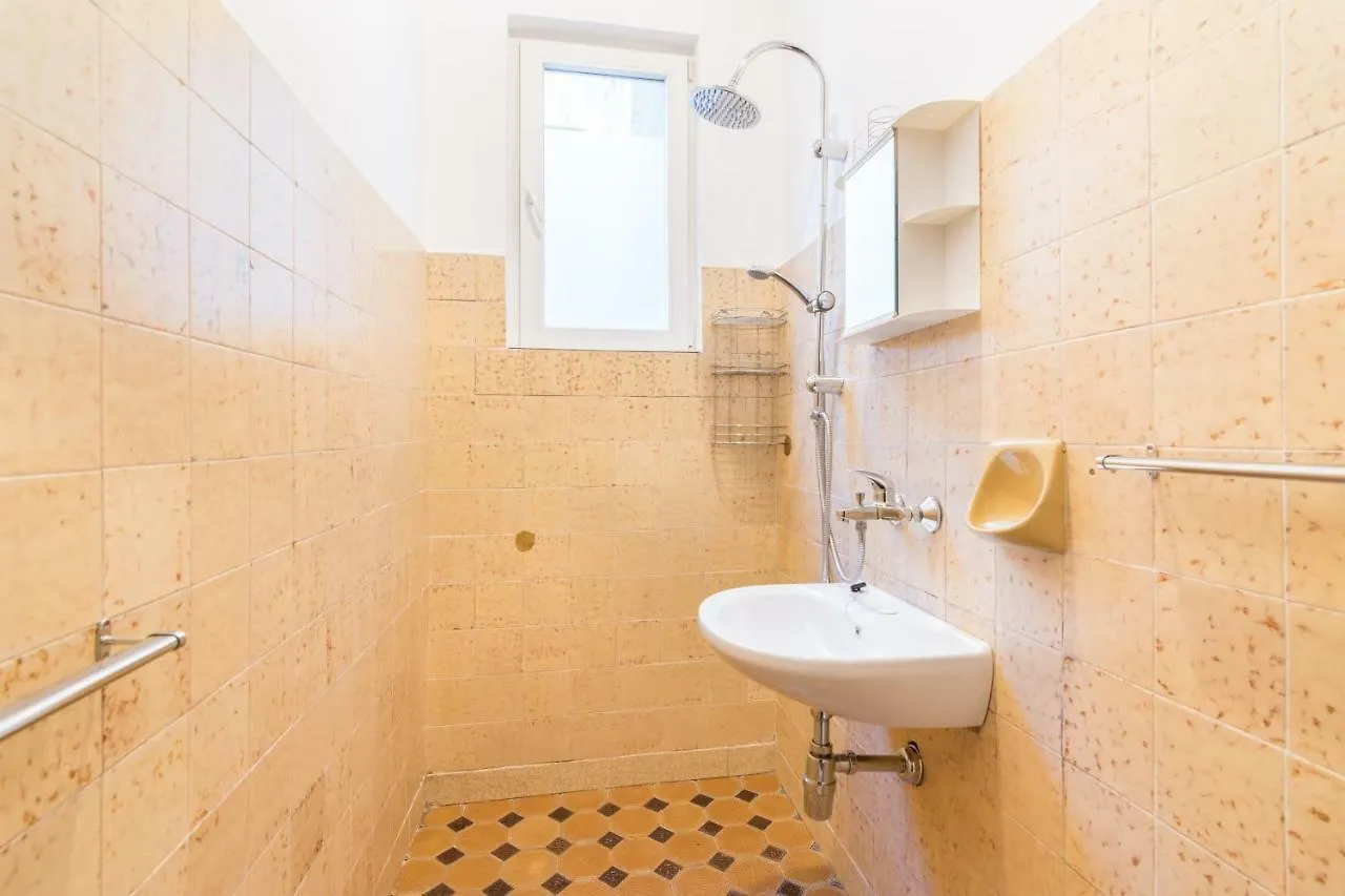 Rakovski Street Three Bedroom Ten People Spacious Apartment Sofie